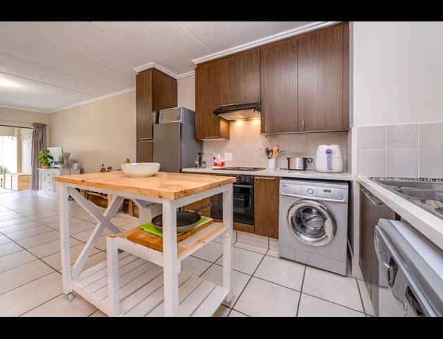2 BEDROOM APARTMENT FOR SALE IN BRYANSTON